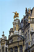 Bruxelles, Belgio - I palazzi della Grand Place, la Maison des Brasseurs, dettaglio della statua equestre. 